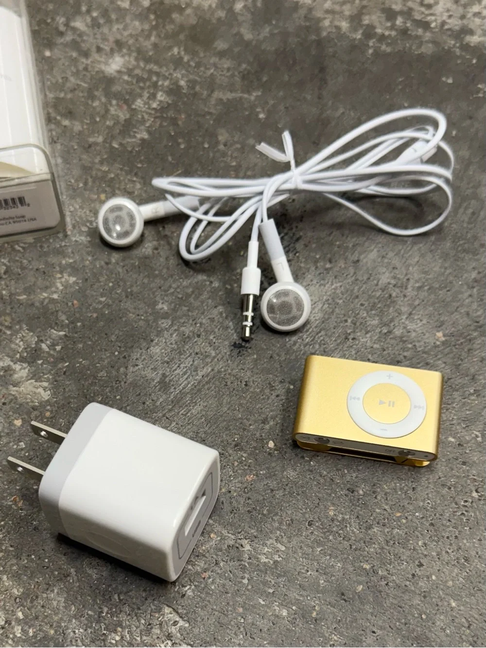 Apple iPod Shuffle 2nd Gen 1GB Gold Complete w/ Case Tested Working